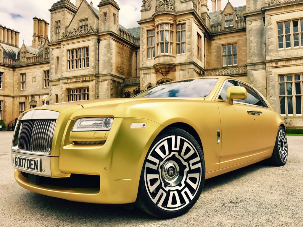 Rolls Royce Cullinan xuất hiện ấn tượng với màu ngoại thất Petra Gold